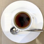 エピセ - モリーユ茸（アミガサ茸）のコンソメ。 重厚でどっしり。 手間暇を惜しまない、フランス料理の真髄のようなスープ。 本物は本物。 パチモンはパチモン。 スープは軽く見られがちですが、オーセンティックなフレンチをこの一皿で実現しています。