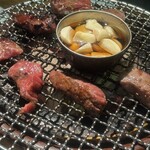 Sumibi Yakiniku Ryu - Aomori Prefecture Garlic, just sesame oil—pleasantly mild aroma.