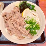 あづま - まず一口、麺を啜った。 温かな出汁の香りとコシのある麺が口の中で踊る。   「これ、ほんまに旨いな。温かいとさらに優しい味や」と僕は感嘆する。  