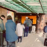 あづま - 正月休み最後の日曜日、僕たちは高松市の香川医大近くにある「あづまうどん」の行列に加わっていた。 冬の澄んだ空気が頬を刺すが、この待ち時間も讃岐うどんを楽しむための通過儀礼だと、僕は心得ている。