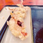 あづま - ゲソ天を出汁に浸してから一口噛むと、サクサクの衣とイカの旨味が広がった。   「このゲソ天、やっぱ最高やな。食べ応えあるわ」と僕は満足げに頷く。