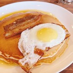 Homage - サワードゥパンケーキ　自家製ベーコン、目玉焼き、メープルシロップ