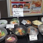 Gokam manzoku - 店頭に並ぶ料理