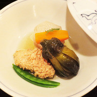 新宿 京懐石 柿傳 - （温身）小芋　鯛子　小茄子揚煮　人参　絹さや　