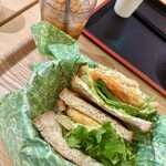 gratte - スモークサーモン&チーズ＆ハッシュドポテトのサンドイッチ　アイスティーのセット