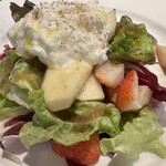 PIZZERIA ONDA - 季節のフルーツとストラッチャテッラチーズのカプレーゼ