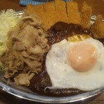 「カツカレー+合いがけ+目玉焼き」オリジナルカレーの完成です