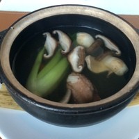 中国料理 「チャイナブルー」 コンラッド東京 - 蟹爪とキノコ、季節野菜入り澄ましスープ