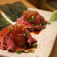 UMAMI日本酒弐番館 - ローストビーフとイクラの海苔巻き