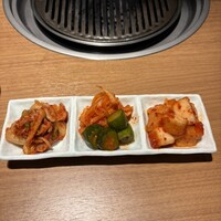 焼肉 にくなべ屋 神戸びいどろ 北野坂店 - 自家製キムチ盛り合わせ