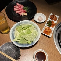 焼肉 にくなべ屋 神戸びいどろ 北野坂店 - 牛脂を鉄板に引き、お肉を焼きます