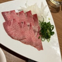 焼肉 にくなべ屋 神戸びいどろ 北野坂店 - 牛タン刺