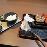 感動の肉と米 - ロース＋ハンバーグコンボ　1550円(税込)