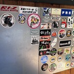 鳥羽風土 - 知り合いのステッカーが多く貼られてました。