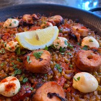 タコのパエリア レギュラー2580円(2838円)　ラージサイズ3880円（4268円）