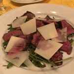 イル・パチョッコーネ・カゼイフィーチョ - お肉料理はルッコラを敷いた牛ヒレのタリアータ