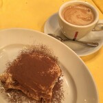 イル・パチョッコーネ・カゼイフィーチョ - 食後はティラミス＆カフェラテを選択。1人ずつ好きな物を選べます