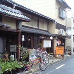 レ トロワ メゾン - 店前の道は北側一歩通行