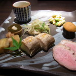 わいん - 2014.6)６月の前菜は、トマトのすり流し、かますの小袖寿司、鴨ロース煮、ウニの軍艦仕立て、穴子の昆布巻き、枝豆の黄身和えなど