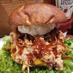 CHILLAX BURGERS&WINE - プルドポークチーズバーガー