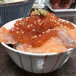 灼味噌らーめん 八堂八 - 週末限定飯 サーモンと自家製イクラのおやこ飯 800円、この日は限定12食になります