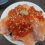 灼味噌らーめん 八堂八 - 週末限定飯 サーモンと自家製イクラのおやこ飯 800円、この日は限定12食になります