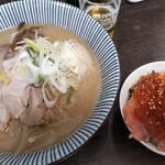 灼味噌らーめん 八堂八 - 週末限定飯 サーモンと自家製イクラのおやこ飯(限定12食) 800円、味噌らーめん 1200円、味玉 150円、赤星 700円