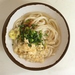 手打ちうどん 上田 - 朝Tanakaさんの書き込みを見て小雨の中、自転車で来ました。混んでますね。
            かけ小 ¥200
            あつあつで頂きました。細目ですが剛麺で、いりこ風味の出汁と良く合います。美味い( ^ω^ )