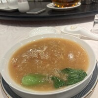 華正樓 本店 - 圧巻のフカヒレ姿煮。沈んでいますが一枚の綺麗なヒレ型で入って来ます。