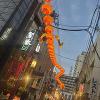 華正樓 本店 - 空中を飛ぶ龍を模した提灯がお店の前に。めでたい気分を盛り上げています。