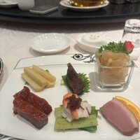 華正樓 本店 - 前菜。右上からクラゲ、魚の唐揚げ、ザーサイ、下の右から鴨、海老、チャーシュー。