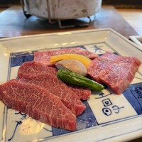 雪月花 彦根 - 『ランチ月』左から赤身、上ロース、ハラミ