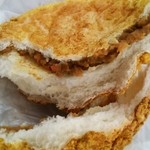 アサカベーカリー - 焼きカレーパン      断面