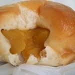 アサカベーカリー - さつまいも餡パン～  中には黄金色に輝く芋餡がギッシリ。