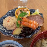 食堂喫茶アオイ - お節料理のような盛り合わせ