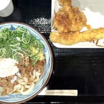 丸亀製麺 イオンフードスタイル港南台店 - 肉たまぶっかけ：790円，かしわ天：190円 ＋いか天：170円