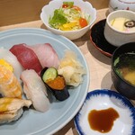 すし亭 - すし亭セット(税込1,650円)
            握り①烏賊②目撥鮪赤身③真鯛④鰤⑤海老⑥煮真穴子⑦イクラ軍艦巻き⑧玉子○ガリ
            ⑨野菜サラダ⑩茶碗蒸し⑪若布&アラ入りお吸い物