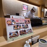 すし亭 - 店内はクリーム色の天井、クリーム色の壁、艶消し黒タイル貼り床、落ち着いた雰囲気だけどBGMとは全くマッチしておらず、少し違和感がありました
            BGMはテクノ系音楽