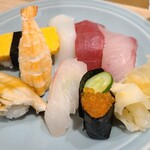 すし亭 - 握り①烏賊②目撥鮪赤身③真鯛④鰤⑤海老⑥煮真穴子⑦イクラ⑧玉子○ガリ
            シャリは米酢のシャリ、硬さは硬い~軟らかいで言うと少し軟らかめ、温度は人肌より低めかな