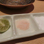 本町製麺所 天 - 白い塩は海鮮、赤は肉と野菜が合うようだ。