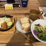 ラニーチーズ - 照り焼きチキン1232円。パンセットを付けて484円プラス。サラダ、ポトフ、焼きたてパン2ヶが付く。照り焼きチキンの甘辛いソースにチーズフォンデュのドロドロ感がマッチされ、塩味とマイルドさが加わった。