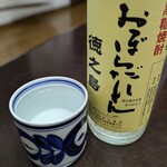 秋丸酒店 - 奄美黒糖焼酎 おぼだられん 25度 900ml　1120円(税込)　(2024.12)