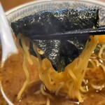 丸源ラ－メン - 海苔を巻いて