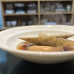 くずし割烹 樋ぐち - ごぼうの下にはカブとぶりかな？なんだっけ。