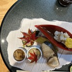 くずし割烹 樋ぐち - お刺身のイカが、２つのお料理に変身して出されました。ミミがコリコリ美味しくてお酒が進みます。