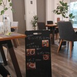 空と白 - 店内