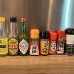 クラフトビール＆広島お好み焼き dspeed - 卓上にズラッと並んだ調味料