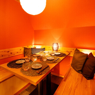 ウッド調で和モダンな大人の隠れ家。個室席も完備