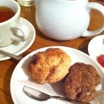 ムジカホールカフェ - 4日夜の〆に久々のムジカホールカフェ。プレーンとチョコのスコーン。付属のジャムが美味しかった♪( ´▽｀)紅茶は神奈川にある専門店ディンブラの茶葉だそうです。
