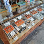 三ツ山羊羹本舗 - 決して美味しそうに見えないけど…実は…。棚上の試食品を食べてみて！
